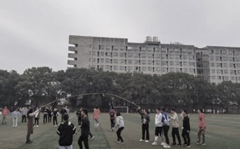 《操場上》教案