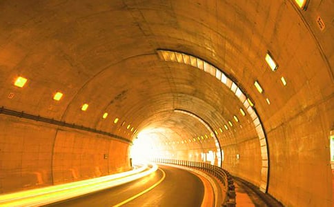 開車通過隧道要注意什么
